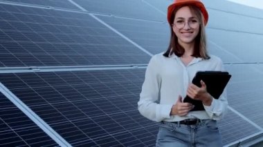 Güneş Panelleri Elektrik Çiftliği, Photovoltaic Hücre Parkı, Yeşil Enerji Konsepti 'nde çalışan Müfettiş Mühendis Kadın Tutucu Dijital Tablet