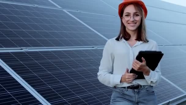 Inspektor Ingenieurin Frau Mit Digitalem Tablet Arbeitet Solarmodulen Stromfarm Photovoltaik — Stockvideo