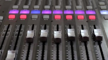 Sesi ayarlamak için uzaktan kumanda. Ses karıştırıcı. Ses mühendisi sesi ayarlar. Müzik Festivali. Ses seviyesini değiştir. Kayıt stüdyosu. Bir televizyon dizisi, bir konser çekiyoruz. Canlı yayın