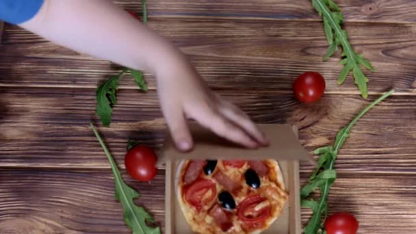 Маленький Ребенок Держит Коробку Пиццы Приготовленную Самостоятельно Открывает Концепция Приготовления — стоковое видео