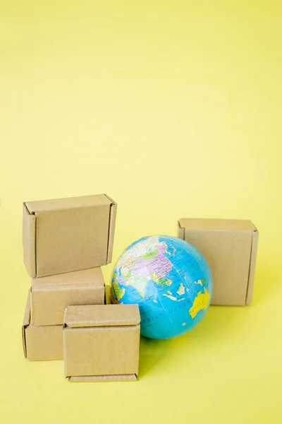 Земной Шар Окружен Коробками Мировой Бизнес Международные Перевозки Товаров Грузовые — стоковое фото