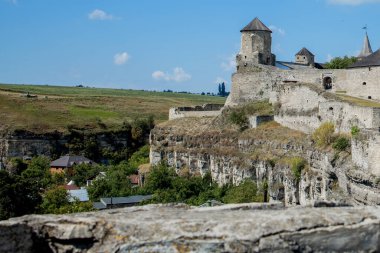 12 Ağustos 2020 Kamenets Podolsk: Kamianets-Podilskyi, Khmelnytskyi Bölgesi, Ukrayna 'daki antik kale manzarası. Kamyanets-Podilsky, bulutlu güzel gökyüzünün arka planında romantik bir şehir..