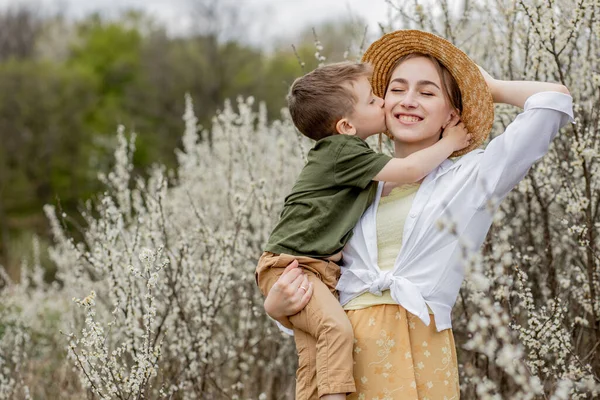 Feliz Madre Hijo Divirtiéndose Juntos Madre Gentilmente Abraza Hijo Fondo —  Fotos de Stock