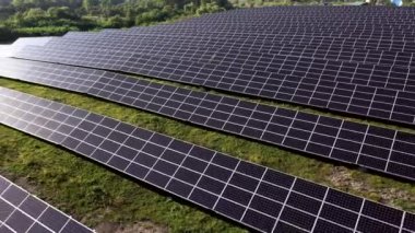 Güneş enerjisi istasyonunun hava görüntüsü, güneş ışığı, yenilenebilir enerji, güneş enerjisi ve güneş enerjisi istasyonunun hava görüntüsü.