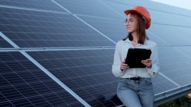 Güneş Panelleri Elektrik Çiftliği, Photovoltaic Hücre Parkı, Yeşil Enerji Konsepti 'nde çalışan Müfettiş Mühendis Kadın Tutucu Dijital Tablet