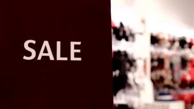 Kadın alışveriş paketi perakende mağazasında arka planda mayo satılıyor. Moda alışveriş konsepti
