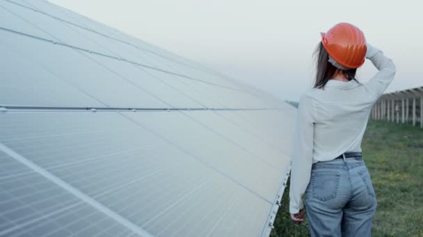 Güneş Panellerinin Yanında Duran Genç Güzel Mühendis Yeşil Enerji Konsepti — Stok video