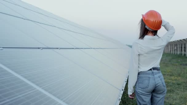 Beau Jeune Ingénieur Debout Près Des Panneaux Solaires Extérieur Green — Video