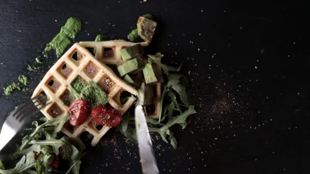 Vrouw Met Heerlijk Ontbijt Met Belgische Wafels Aan Tafel Close — Stockvideo