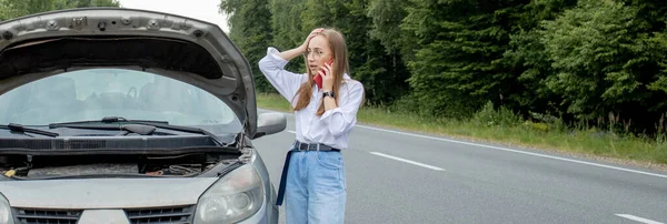 Молодая Женщина Открывающая Капот Сломанной Машины Испытывает Проблемы Машиной Беспокойная — стоковое фото