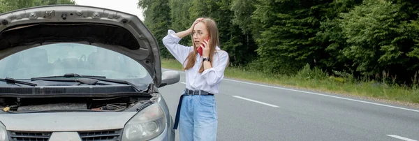 Mujer Joven Abriendo Capó Coche Averiado Que Tiene Problemas Con — Foto de Stock