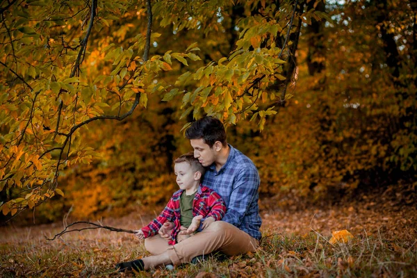 Glad Familj Som Har Roligt Utomhus Höstparken Far Och Son — Stockfoto