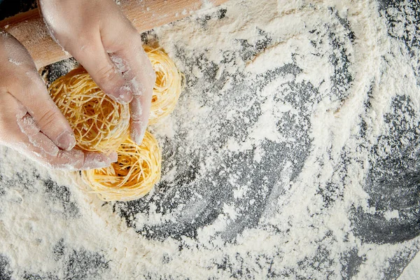 Freshly Cooked Pasta Lying Dark Surface Dusted Flour Italian Pasta — Stock Photo, Image