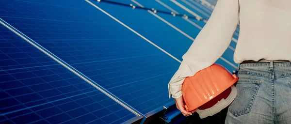 Engenheiro Segurando Capacete Construção Rosa Fundo Painéis Energia Solar — Fotografia de Stock