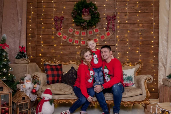 Julfamiljens Porträtt Julgranens Inredningsljus Gott Nytt Med Barn Begreppet Familj — Stockfoto