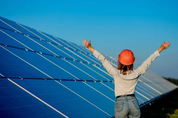Чудовий Молодий Інженер Стоїть Біля Сонячних Батарей — стокове фото