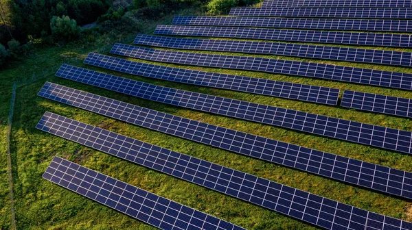 Solarkraftwerk Auf Der Grünen Wiese Einem Sonnigen Tag Luftaufnahme Sonnenkollektoren — Stockfoto