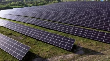 Güneş enerjisi istasyonunun hava görüntüsü, güneş ışığı, yenilenebilir enerji, güneş enerjisi ve güneş enerjisi istasyonunun hava görüntüsü.