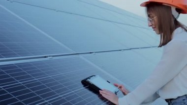 Güneş Panelleri Elektrik Çiftliği, Photovoltaic Hücre Parkı, Yeşil Enerji Konsepti 'nde çalışan Müfettiş Mühendis Kadın Tutucu Dijital Tablet