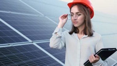Güneş panellerinin yanında duran genç ve güzel mühendis, Yeşil Enerji Konsepti