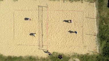 Voleybol oynarken hiçbir oyuncu tanımlanamadı. Hava görüntüsü