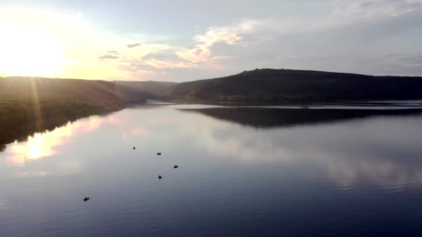 Vanuit Lucht Uitzicht Visser Boot Gouden Zonsondergang Rivier Silhouet Van — Stockvideo