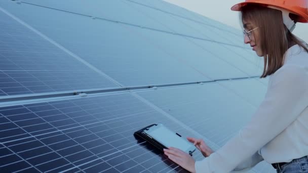 Inspector Ingeniero Mujer Sosteniendo Tablet Digital Trabajando Paneles Solares Granja — Vídeos de Stock