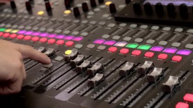 Sesi ayarlamak için uzaktan kumanda. Ses karıştırıcı. Ses mühendisi sesi ayarlar. Müzik Festivali. Ses seviyesini değiştir. Kayıt stüdyosu. Bir televizyon dizisi, bir konser çekiyoruz. Canlı yayın