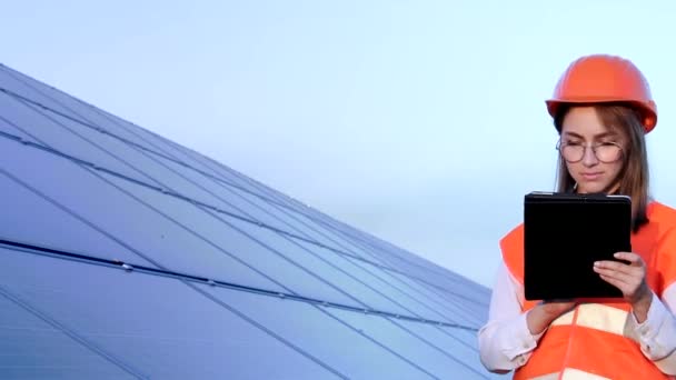 Inspector Engineer Woman Holding Digital Tablet Working in Solar Panels Power Farm, Fotovoltaikus cellapark, Green Energy Concept — Stock videók