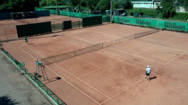 Ukrayna, Kyiv... 4 Nisan 2020: Oyuncular turuncu sahada tenis oynuyorlar.