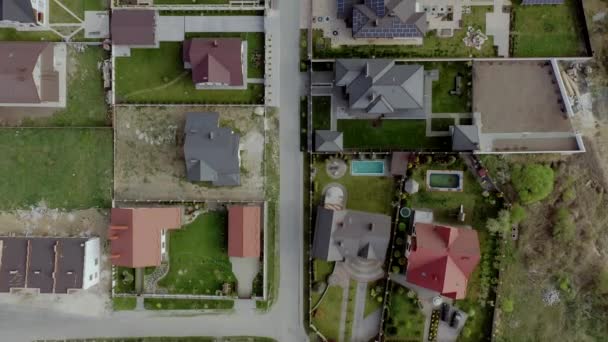 Letecký pohled na domy na sídlišti, některé s budovou na střešních panelech. — Stock video