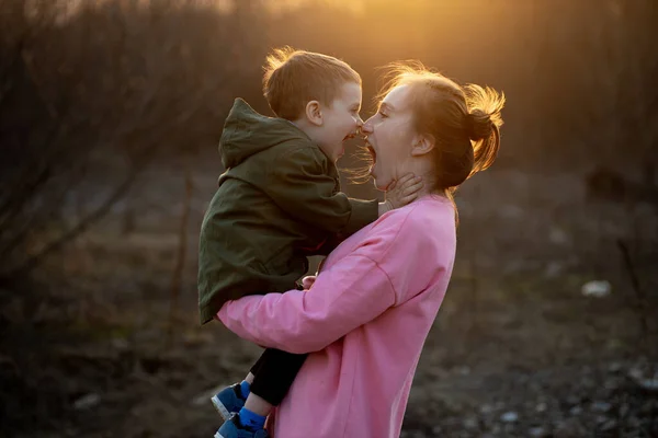 Close Uma Mãe Adorável Seu Filho Divertindo Livre Pequeno Garoto — Fotografia de Stock