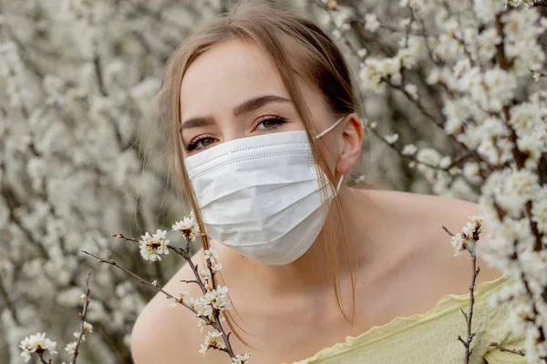 Chica Con Máscara Médica Chica Primavera Entre Jardín Floreciente Una —  Fotos de Stock