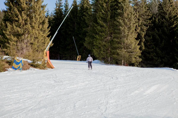 Pessoas Esquiando Elevadores Cadeira Região Esqui Ucrânia — Fotografia de Stock