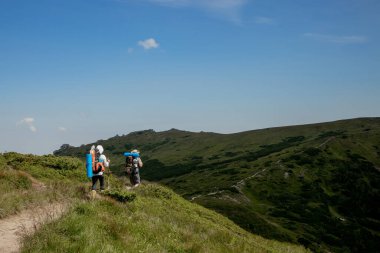 Yürüyüş takımı, takım çalışması konsepti, başarılı takım, başarılı takım dağın tepesinde duran, erkek ve kadın dağcılardan oluşan bir ekip