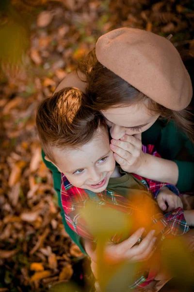 公園の暖かい秋の日に彼女の小さな赤ちゃんの息子と遊んで楽しんで幸せな若い母親 幸せな家族の概念 母の日 — ストック写真
