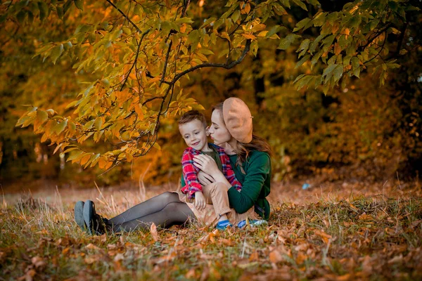 Glad Ung Mamma Leker Och Har Roligt Med Sin Lilla — Stockfoto