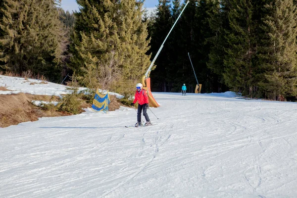 乌克兰滑雪区滑雪人员和轮椅升降 — 图库照片