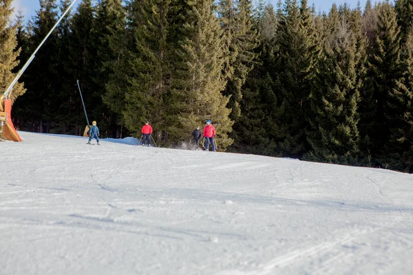 Los esquiadores y los telesillas de la región de esquí en Ucrania — Foto de Stock