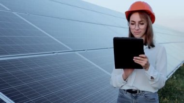 Güneş Panelleri Elektrik Çiftliği, Photovoltaic Hücre Parkı, Yeşil Enerji Konsepti 'nde çalışan Müfettiş Mühendis Kadın Tutucu Dijital Tablet