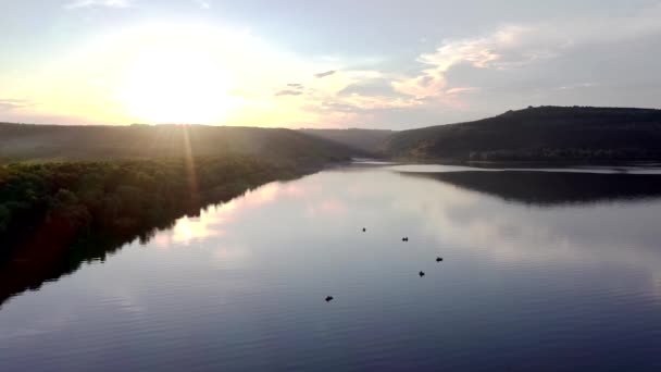 Vanuit Lucht Uitzicht Visser Boot Gouden Zonsondergang Rivier Silhouet Van — Stockvideo