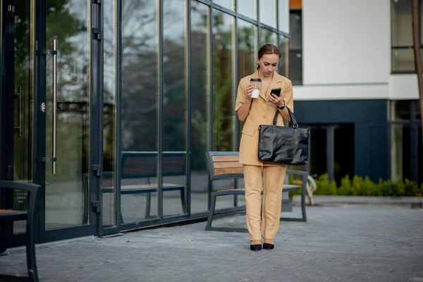 Sonriente Mujer Moda Hablando Por Teléfono Móvil Tomando Café Para — Foto de Stock