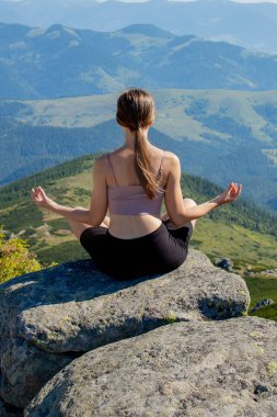 Yoga, meditasyon. Kadın dengeli, meditasyon yapıyor ve dağlarda zen enerjisi yogası yapıyor. Sabahları dışarıda spor yapan bir kız. Sağlıklı yaşam tarzı kavramı