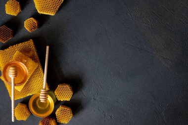 Ahşap bal kaşığından batırılan sağlıklı, kalın ballı, organik doğal malzemelerden üretilen arı ürünleri..
