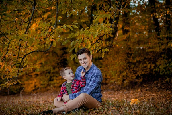 Familia Feliz Divirtiéndose Aire Libre Otoño Parque Padre Hijo Contra —  Fotos de Stock