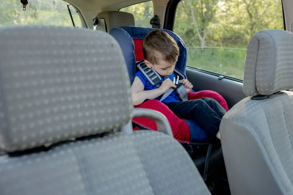 Маленький Хлопчик Застібався Ременем Безпеки Всередині Машини Концепція Транспорту Транспорту — стокове фото