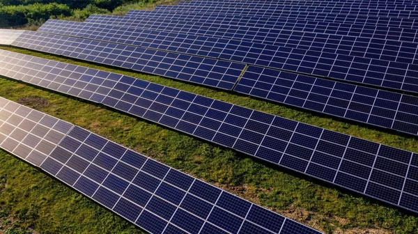 Сонячна Електростанція Зеленому Полі Сонячний День Вид Повітря Solar Panels — стокове фото