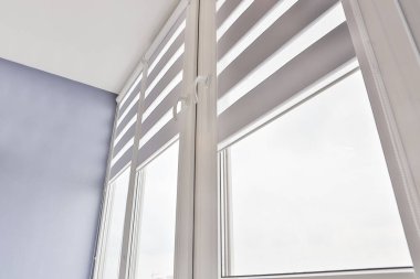 Ofis perdeleri. Modern jaluzi. Ofis toplantı odası ışıklandırma aralığı kontrolü