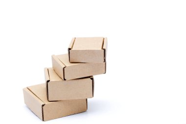 beyaz arkaplanda karton kutular izole.