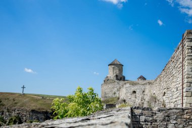 12 Ağustos 2020 Kamenets Podolsk: Kamianets-Podilskyi, Khmelnytskyi Bölgesi, Ukrayna 'daki antik kale manzarası. Kamyanets-Podilsky, bulutlu güzel gökyüzünün arka planında romantik bir şehir..